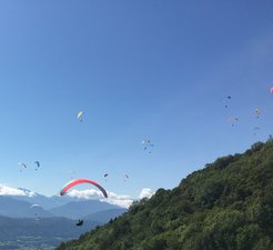 Gleitschirmflieger in Annecy, Frankreich