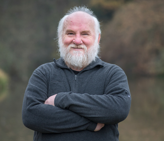 Venturing into basic ornithological research – looking back on 37 years at the „Vogelwarte“<i> / </i><i>In Ornithologische Grundlagenforschung einsinkend – ein Rückblick auf 37 Jahre an der „Vogelwarte Radolfzell“</i> Venturing into basic ornithological research – looking back on 37 years at the „Vogelwarte“<i> / </i><i>In Ornithologische Grundlagenforschung einsinkend – ein Rückblick auf 37 Jahre an der „Vogelwarte Radolfzell“</i>